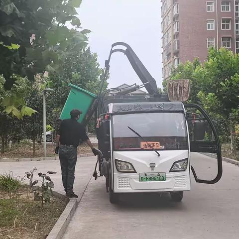 精忠社区开展垃圾清运 共建文明社区