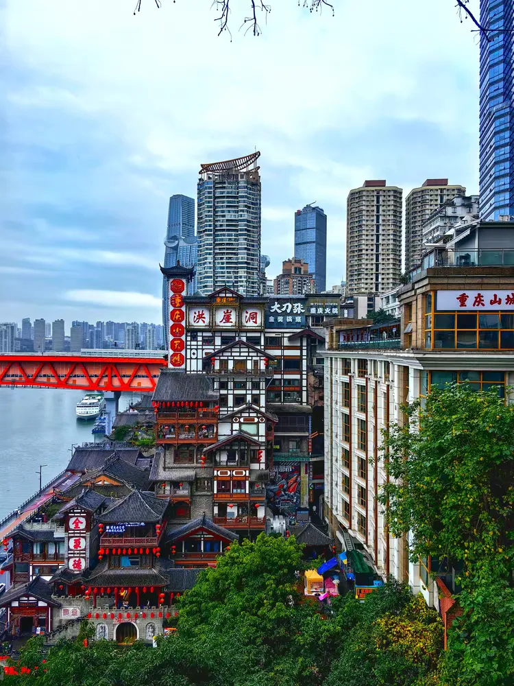 0快门:1/536870912焦距:6mmiso:50春雨中的洪崖洞吊脚楼雨后的树木