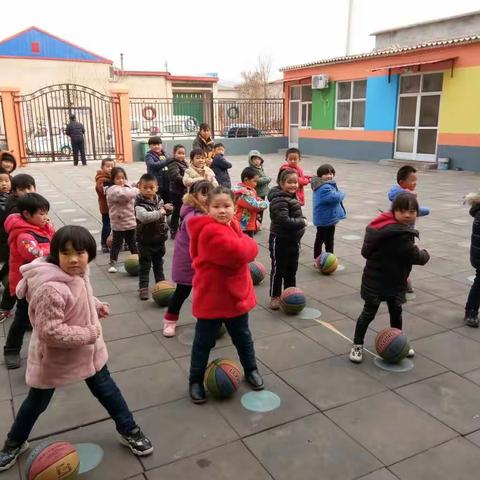 篮球🏀！操练起来！可爱的小朋友们！😀😀😀