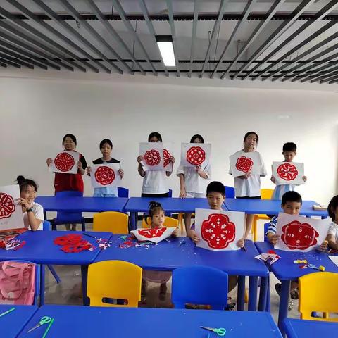 “学习传统文化，体验剪纸魅力”传统文化小课堂开课啦~
