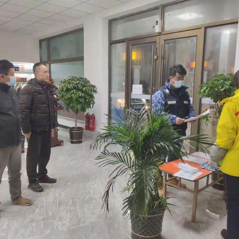 应急管理局深入加油站、沙石料场检查指导疫情防控工作，强调:要做好每位加油人员的登记，健康码、出行码的出示。