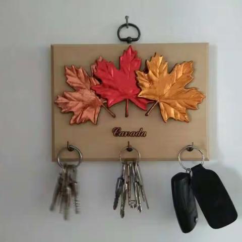 “你家钥匙插门上忘拔了！”