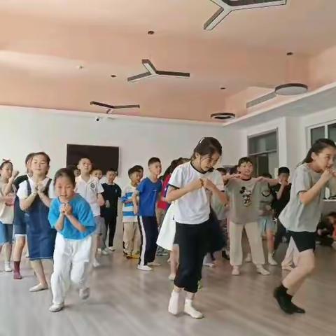 以实践为荣  树高尚师德