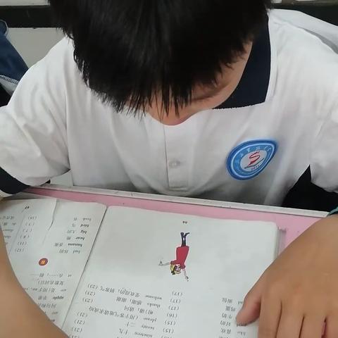 我是实验东校区小学三年级二班范明萱，我参加了评选书香家庭