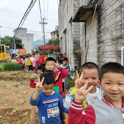 我和秋天有个约会一一一同心村育才幼儿园“拾秋＂探索活功