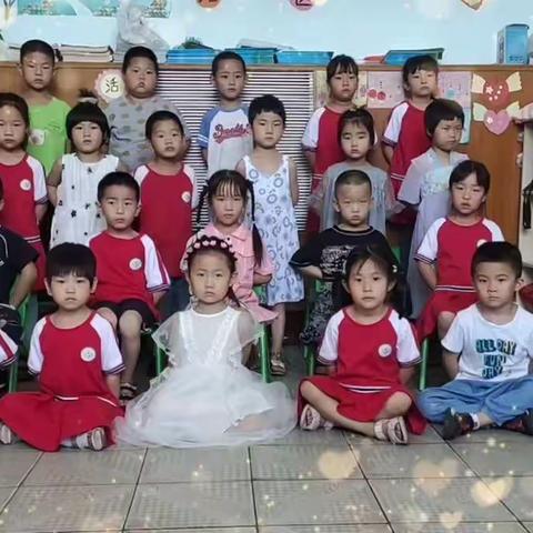 冢耳村未来星幼儿园的小朋友祝爸爸们节日快乐！