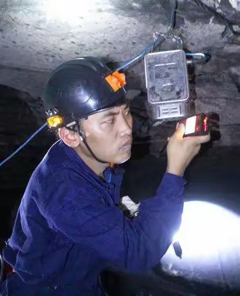 矿灯在寒夜闪烁