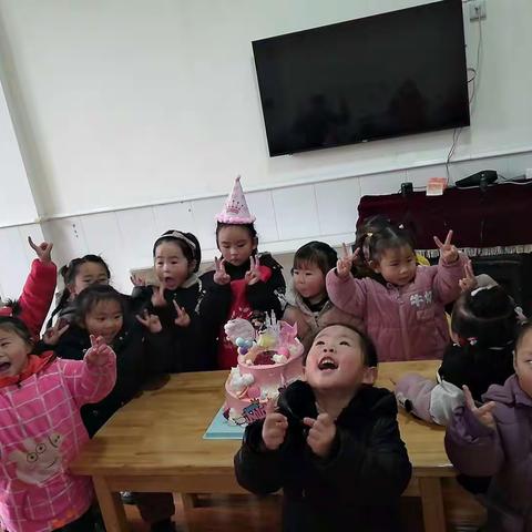 小三班同学们👦👧祝可爱的小美女周桓竹👧生日快乐🎂👑👑👑👑😊