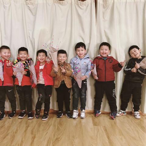 高陵区幼儿园中四班                                 —— 我为您献上一束花