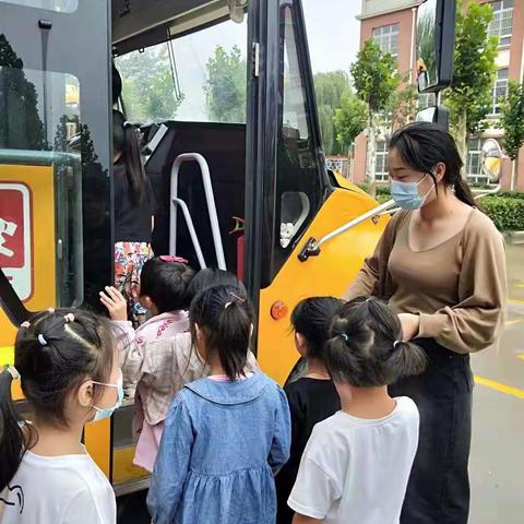 师生雨中情