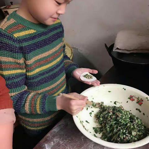 冬至大如年，感受节日快乐，灵宝市第二实验小学，二一班的宝贝们通过包饺子，体验节日的快乐，请为我们加油吧。