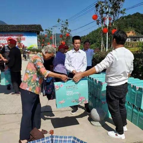 洋中镇人大代表积极参与老人走访慰问活动