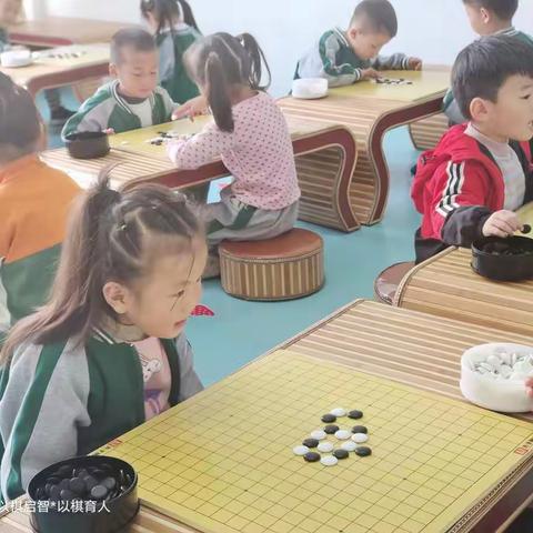 爱心幼儿园围棋上课啦