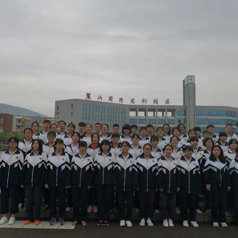 回首三年，老师父母相伴，同学相随！展望未来，写下的是名字，留下的是满满回忆……