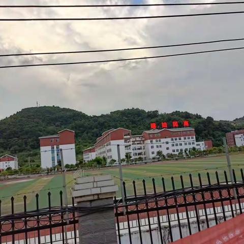 回访母校，感念师恩 师范学院特殊教育学院小教2107解姗姗