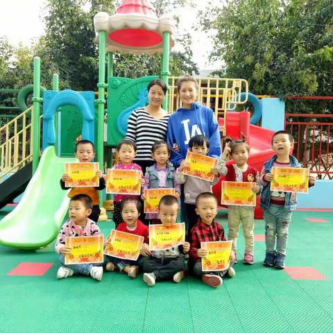 小精灵幼儿园小班第四周生活留影集