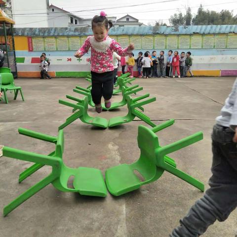 大二班凳子体育游戏