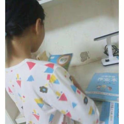 “整”一方净土——爱民街小学五年级一班劳动实践活动——整理书桌