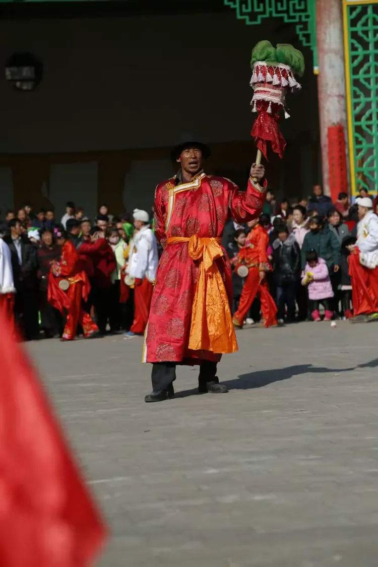 陕北秧歌队伍里的伞头