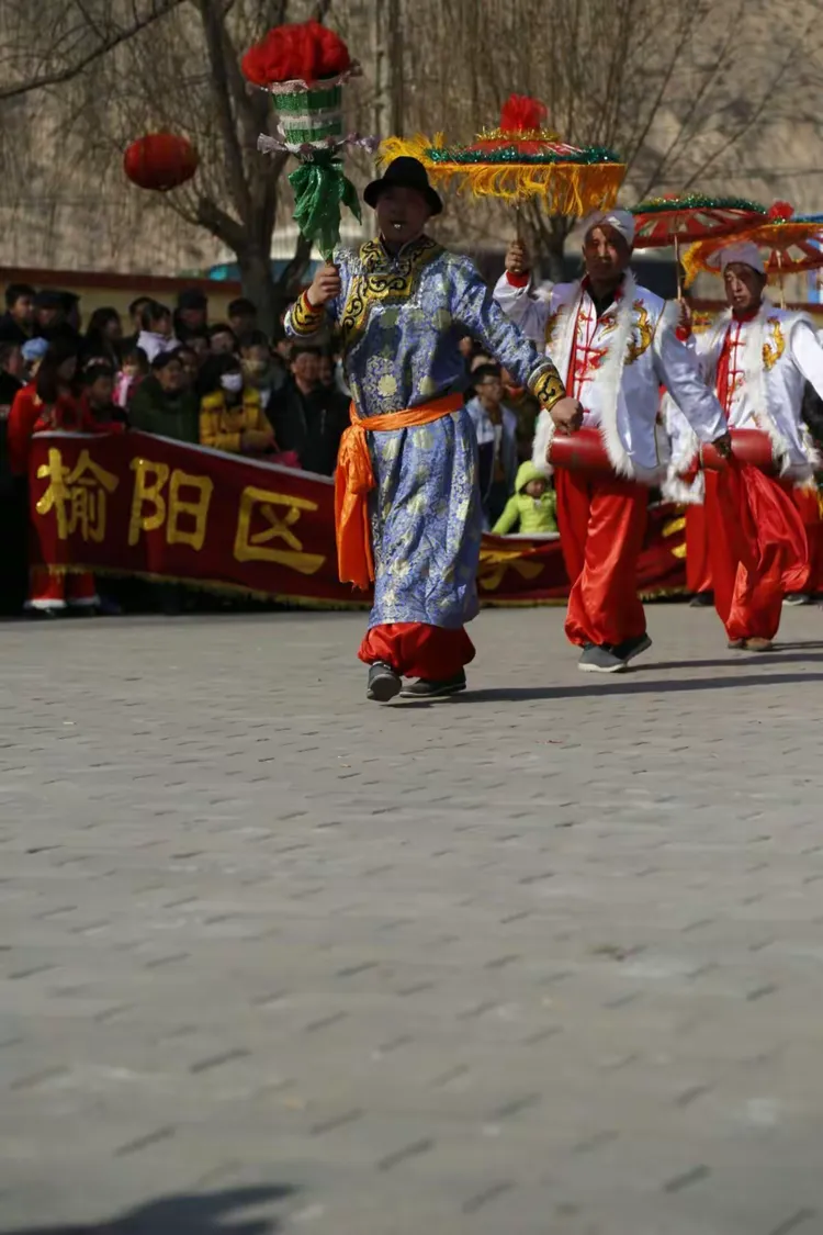 陕北秧歌队伍里的伞头