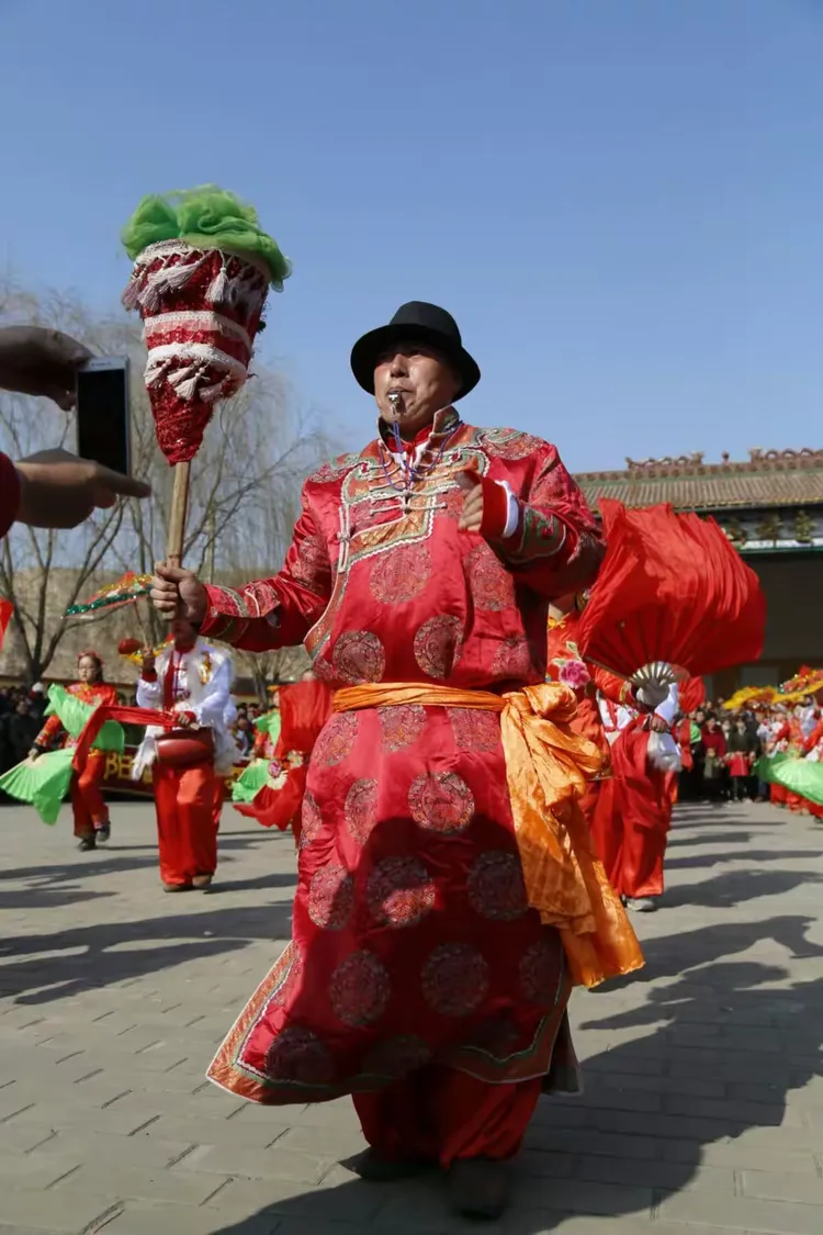 陕北秧歌队伍里的伞头