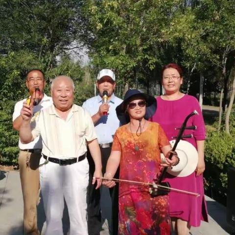 大沙城的北山公园开心了一把！快乐舞队的兄弟姐妹们共度了一个美好的下午！用歌声留下了美好的回…（副本）