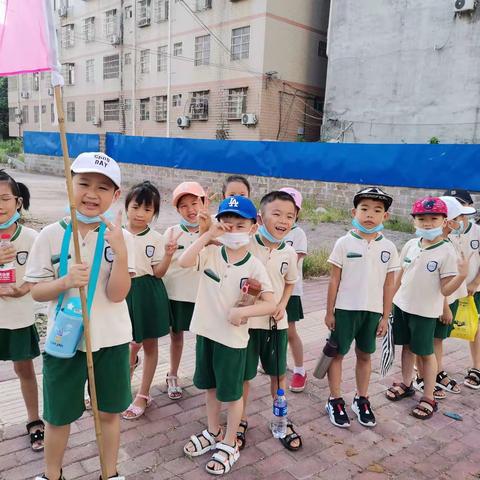 育英幼儿园睿智果班参观小学