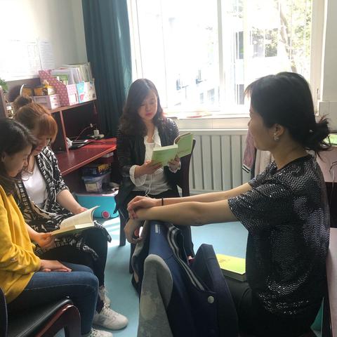 四年级语文教研组共读一本书