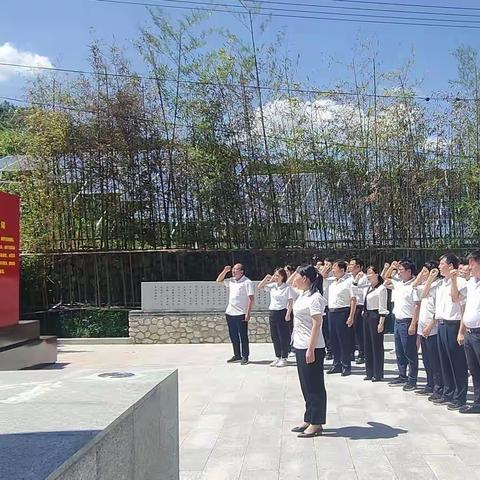 县委办党支部联合县火车站检测站临时党支部、保定村党总支部开展“传承红色基因  赓续红色血脉”主题党日活动