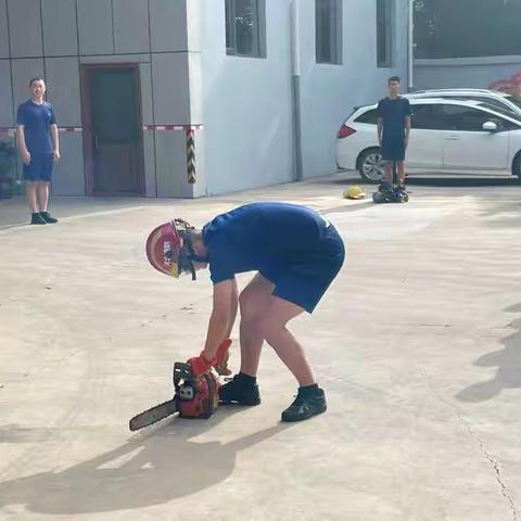 临漳县杜康路消防救援站开展“中秋”节前车辆检查器材保养工作