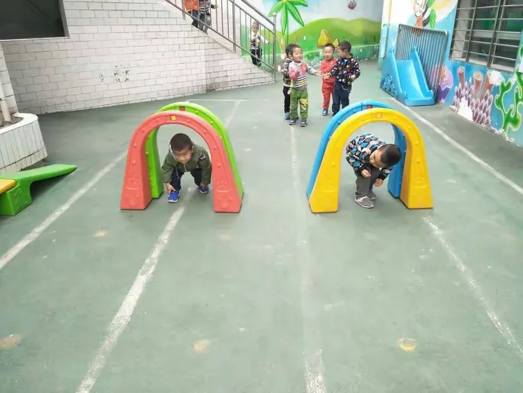 豆豆班户外活动《钻山洞》