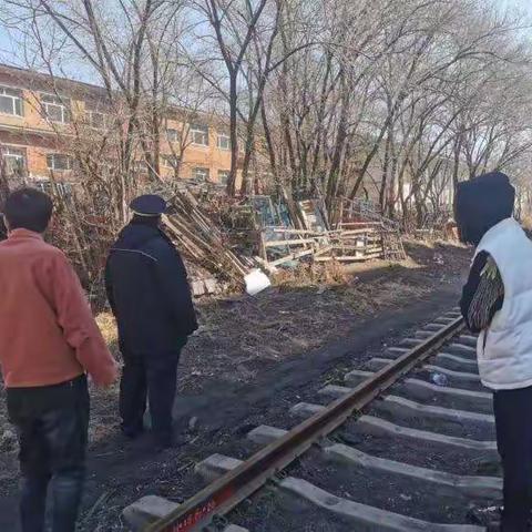 齐齐哈尔市铁锋区站前街道拆除铁路沿线违法建筑维护铁路安全