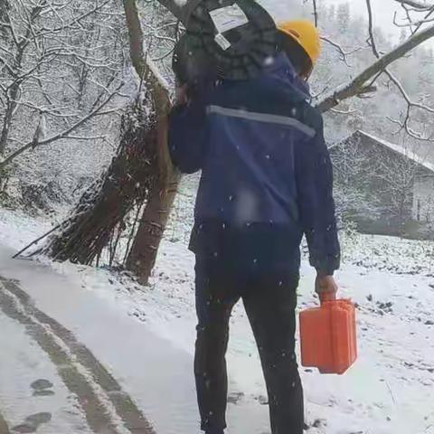 风雪中的坚守—那一抹可爱的铁通蓝