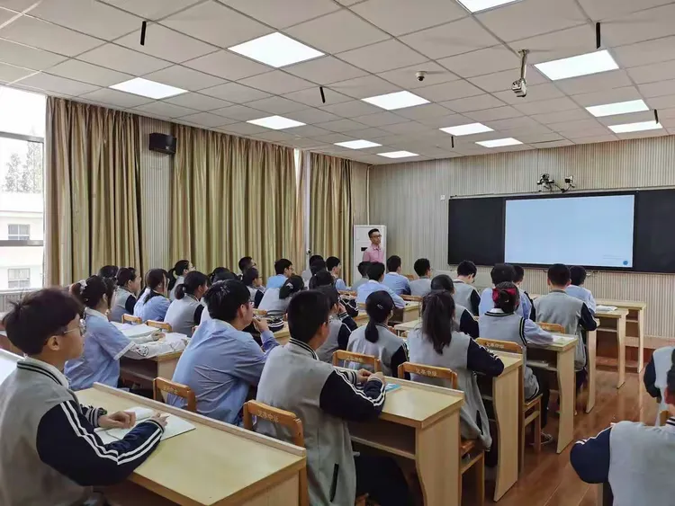 义亭中学数学新教师满月汇报活动