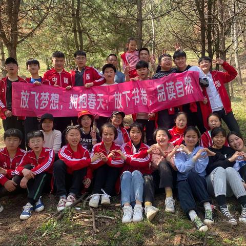 略阳县史家院九年制学校开展“拥抱春天  品读自然”中考解压春游活动