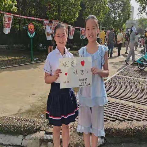 小手拉大手，不忘初心做自强少年。共创文明城，孝老爱亲做美德少年。–羊山外国语小学三(3)中队