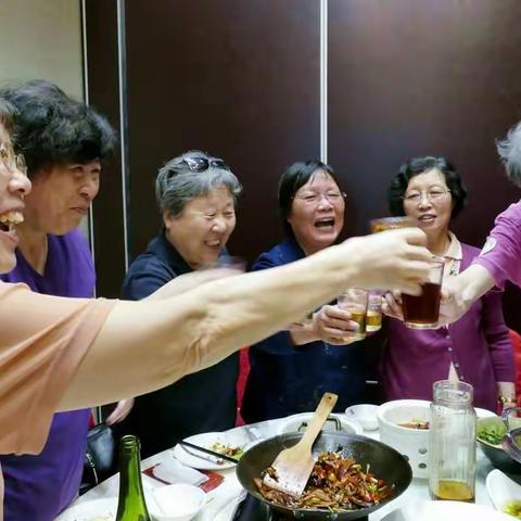 珍惜同窗情 友谊树长青