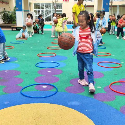 官渡区幼儿园中一班“玩转篮球🏀”趣味游戏