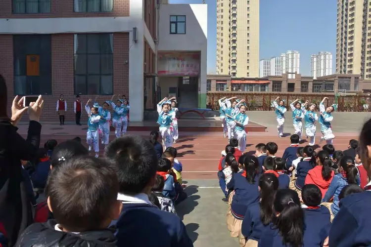 石家庄市现代城小学升旗仪式