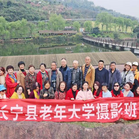 庆“两会”召开 游花田酒地  拍乡村振兴