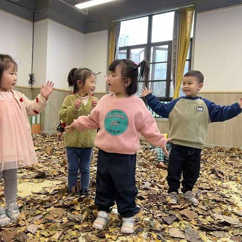 要一起踩👣落叶🍂吗？