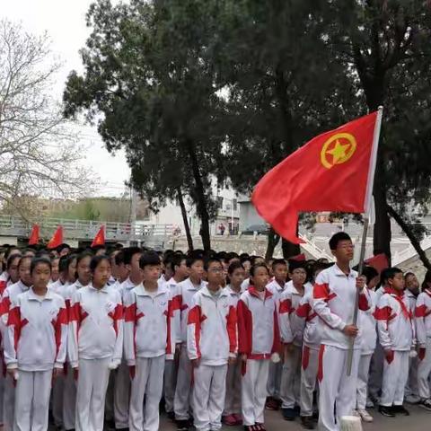        缅怀先烈   共励国魂——县世纪中学举行清明节扫墓活动    