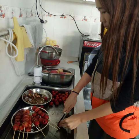 小二班家长进课堂活动——制作冰糖葫芦