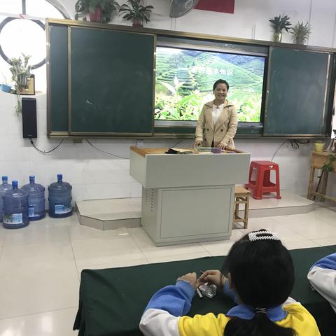 石阡县第二小学五（1）中队拓展学生视野，了解苔茶知识