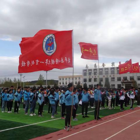 小塘镇九年一贯制学校举行“登山踏青，挑战自我”远足登山活动