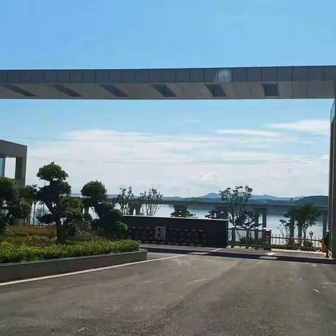 回访母校，感谢恩师（襄职语教2101尚雯玟）