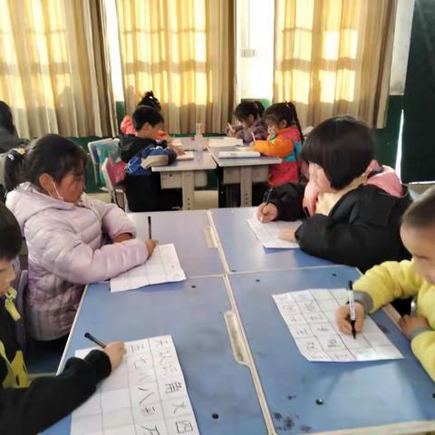 快乐读书，健康成长———闫家庄小学二年级