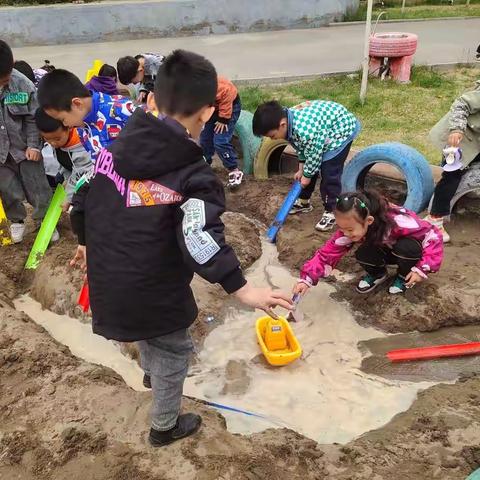 大六班建构游戏《沙池水库》