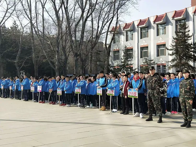 呼和浩特市土默特中学举行隆重的升旗仪式