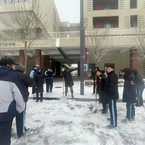 邂逅初雪 遇见美好——师生扫雪暖人心